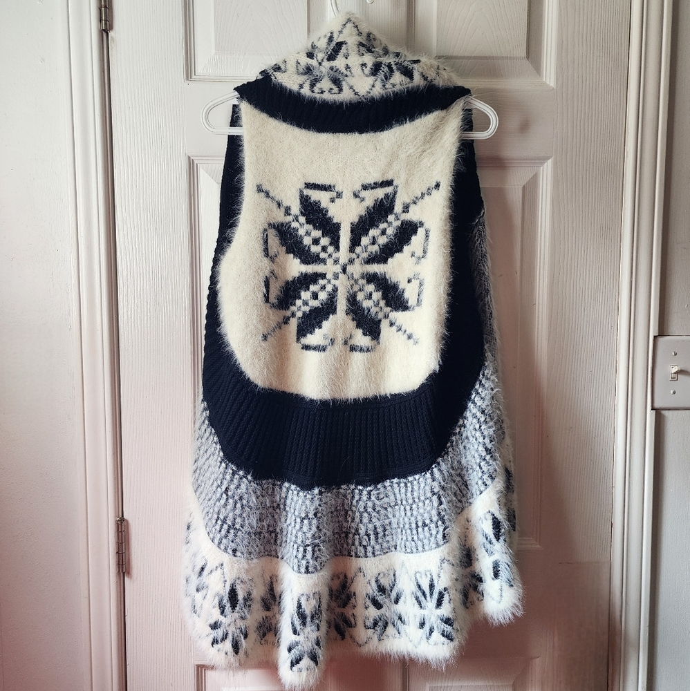 Frank Lyman Design Black and Cream Snowflake Poncho Vest, Size L/XL